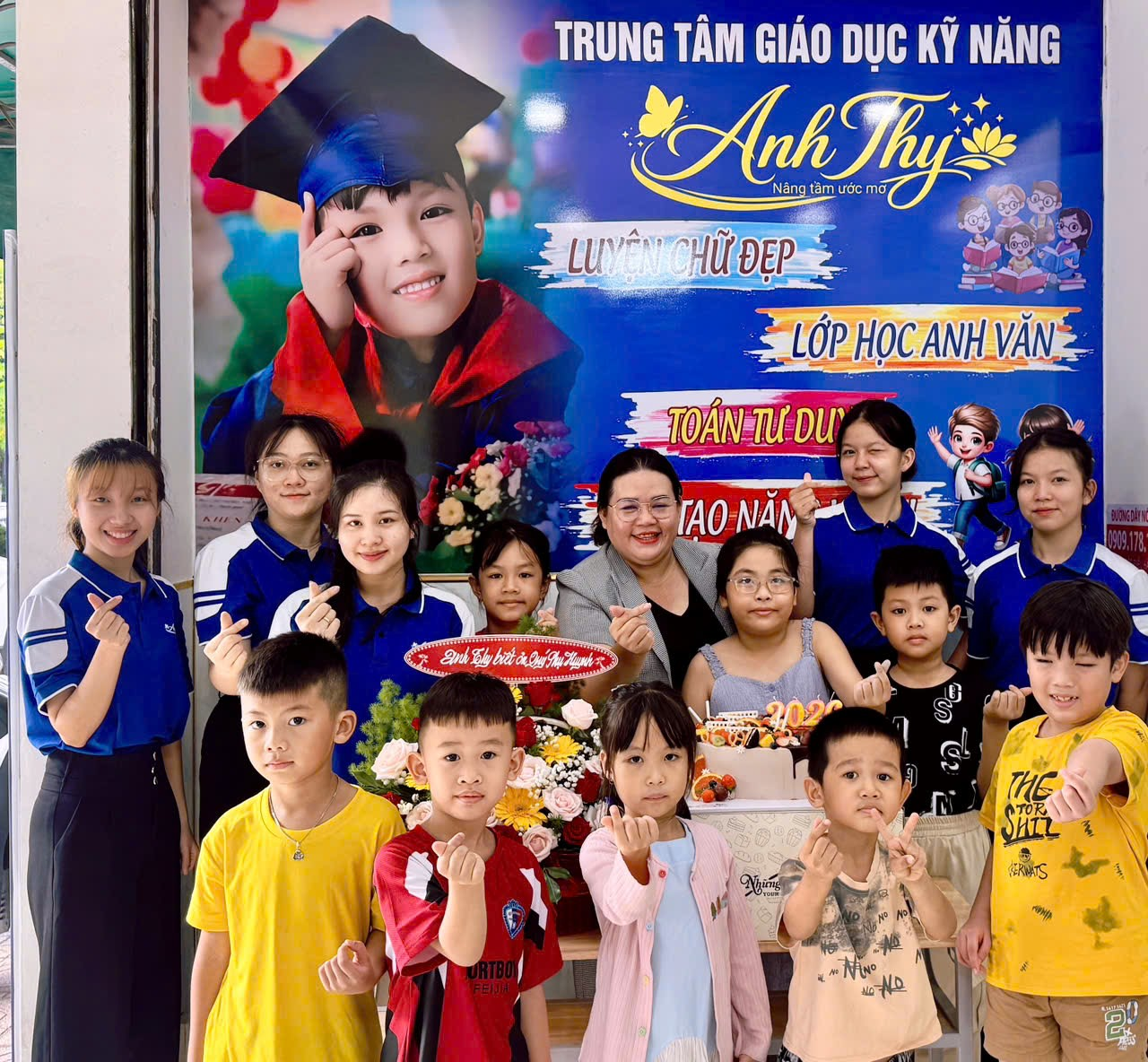 Giáo viên và học sinh bán trú Anh Thy