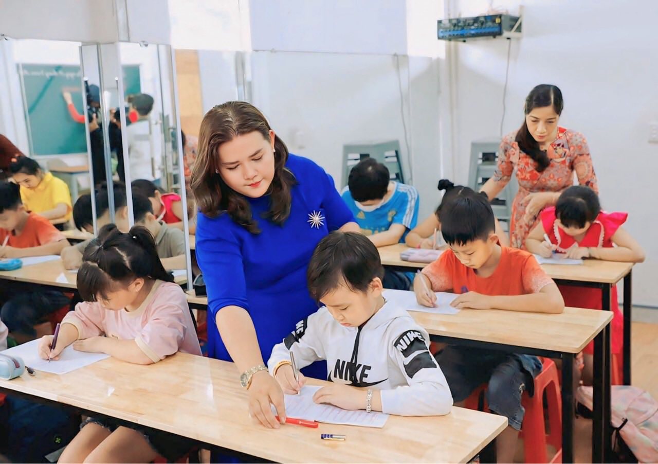 Giáo viên Anh Thy hướng dẫn học sinh