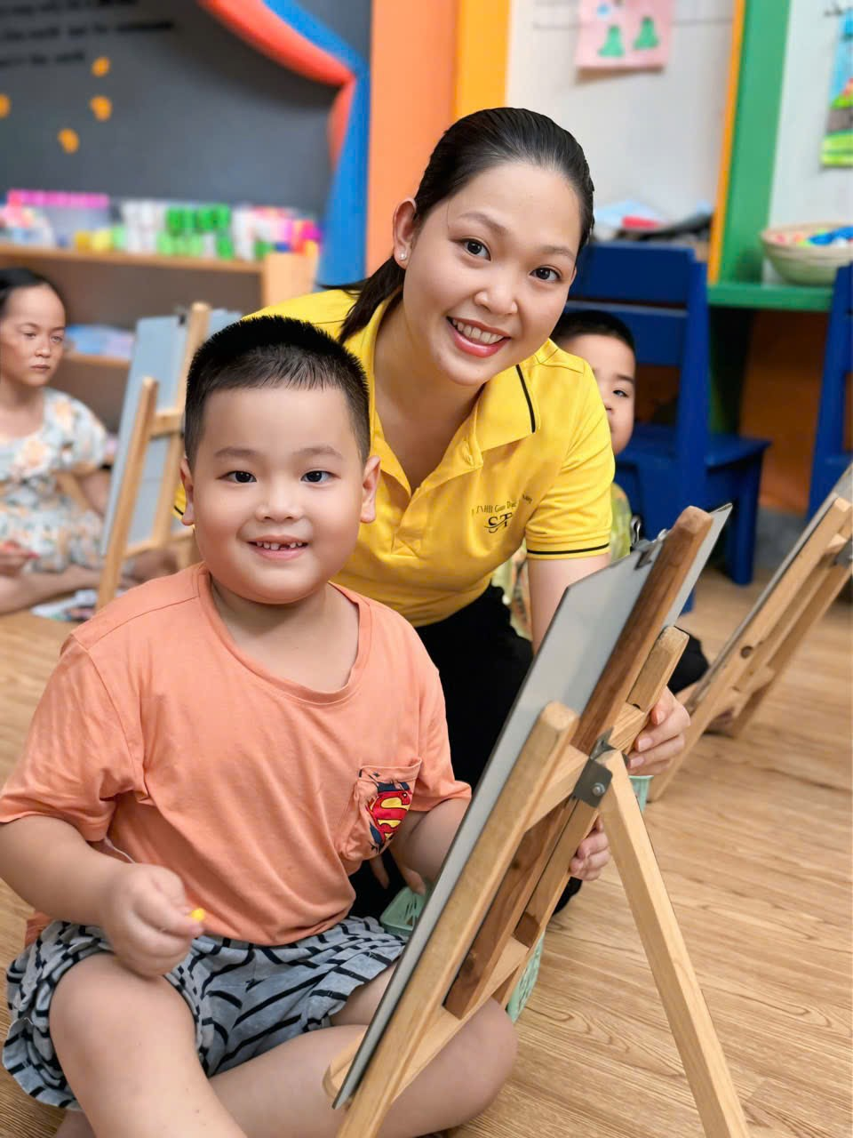 Giáo viên Anh Thy tận tâm hướng dẫn học sinh